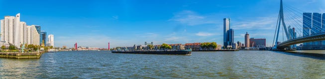 Panorama widok Nieuwe Maas rzeka z Rhine barką na rzece i czerwonym kablu zostawał Willems most zdjęcie stock Panorama widok Nieuwe Maas rzeka z Rhine barką na rzece i czerwonym kablu zostawał Willems most zdjęcie stock