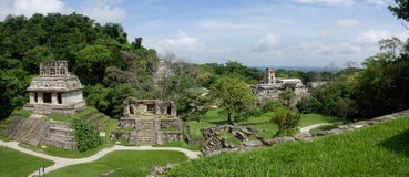 Panoramablick auf archäologischer Fundstätte alten Palenque-Mayas: Ruinen, Tempel lizenzfreie stockfotografie Panoramablick auf archäologischer Fundstätte alten Palenque-Mayas: Ruinen, Tempel lizenzfreie stockfotografie