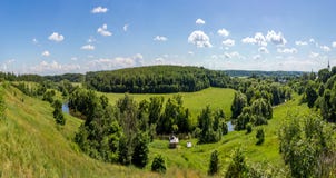 Panoramablick des grünen Tales des Flusses Protva lizenzfreie stockfotos Panoramablick des grünen Tales des Flusses Protva lizenzfreie stockfotos
