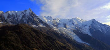 Panoramablick des Mont Blanc-Gebirgsmassivs Aiguille du Midi -, Mont Blanc- und Mont Blanc-Gletscher, Chamonix-Mont-Blanc, Frankr lizenzfreie stockbilder Panoramablick des Mont Blanc-Gebirgsmassivs Aiguille du Midi -, Mont Blanc- und Mont Blanc-Gletscher, Chamonix-Mont-Blanc, Frankr lizenzfreie stockbilder