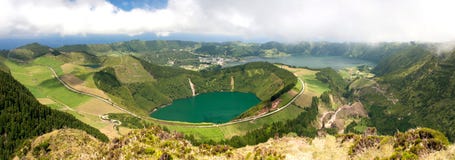 Panoramablick des Sees in einem vulkanischen Krater, Sete Cidades lizenzfreies stockbild Panoramablick des Sees in einem vulkanischen Krater, Sete Cidades lizenzfreies stockbild