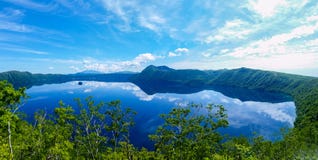 Panoramablick eines reflektierenden Himmels des Sees lizenzfreie stockfotos Panoramablick eines reflektierenden Himmels des Sees lizenzfreie stockfotos