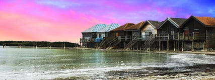 Panoramablick, schöner Fluss, alte Holzhäuser über buntem Himmel und Wolken stockfoto Panoramablick, schöner Fluss, alte Holzhäuser über buntem Himmel und Wolken stockfoto