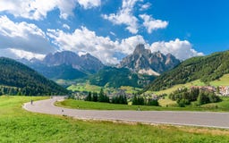 Panoramablick von Corvara in Badia-Dorf in der Sommersaison stockfotografie Panoramablick von Corvara in Badia-Dorf in der Sommersaison stockfotografie