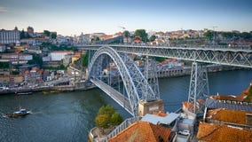 Panoramablick von Dom Luis Bridge in Porto lizenzfreie stockfotografie Panoramablick von Dom Luis Bridge in Porto lizenzfreie stockfotografie