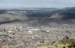 Panoramablick von Potosi (UNESCO) umgeben durch den Anden-Berg in Bolivien lizenzfreies stockfoto Panoramablick von Potosi (UNESCO) umgeben durch den Anden-Berg in Bolivien lizenzfreies stockfoto
