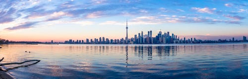 Panoramablick von Toronto-Skylinen und von Ontario See - Toronto, Ontario, Kanada Lizenzfreie Stockbilder Panoramablick von Toronto-Skylinen und von Ontario See - Toronto, Ontario, Kanada Lizenzfreie Stockbilder