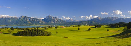 Panoramalandschaft im Bayern lizenzfreies stockbild Panoramalandschaft im Bayern lizenzfreies stockbild