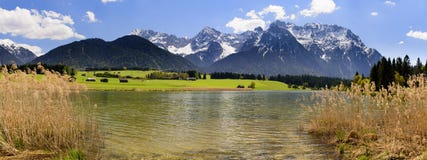 Panoramalandschaft im Bayern mit Alpenbergen lizenzfreie stockbilder Panoramalandschaft im Bayern mit Alpenbergen lizenzfreie stockbilder