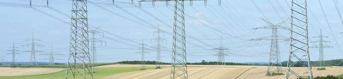 Panoramasikt till många elektriska pyloner Royaltyfri Foto Panoramasikt till många elektriska pyloner Royaltyfri Foto
