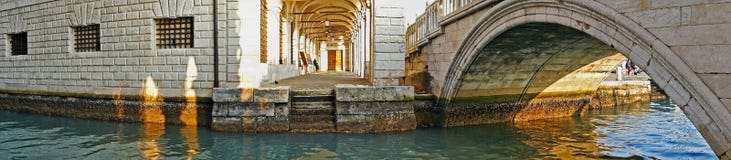 Panoramautsikt av de historiska byggnaderna på en kanal i Venedig, arkivfoto Panoramautsikt av de historiska byggnaderna på en kanal i Venedig, arkivfoto