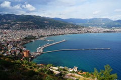 Panoramautsikt av den Alanya hamnen och kustlinjen, Turkiet royaltyfri bild Panoramautsikt av den Alanya hamnen och kustlinjen, Turkiet royaltyfri bild