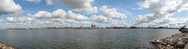 Panoramautsikt av den Curonian lagun av Östersjön nära porten av Klaipeda fotografering för bildbyråer Panoramautsikt av den Curonian lagun av Östersjön nära porten av Klaipeda fotografering för bildbyråer