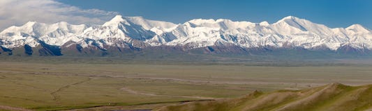 Panoramautsikt av det Pamir berget och Pik Lenin royaltyfri bild Panoramautsikt av det Pamir berget och Pik Lenin royaltyfri bild