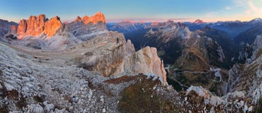 Panoramautsikt av Dolomiti berg - gruppen Tofana - Italien royaltyfria bilder Panoramautsikt av Dolomiti berg - gruppen Tofana - Italien royaltyfria bilder