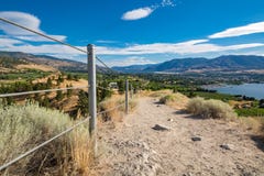 Panoramautsikt över dalen med en stad mellan sjöar royaltyfri fotografi Panoramautsikt över dalen med en stad mellan sjöar royaltyfri fotografi