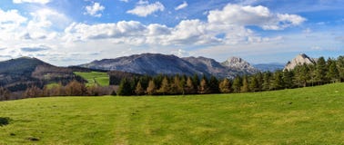 Panoramautsikten av berg i naturliga Urkiola parkerar royaltyfri bild Panoramautsikten av berg i naturliga Urkiola parkerar royaltyfri bild