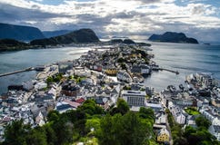 Panoramica della città di Alesund dal punto di vista di Aksla durante il sera tardi prima del tramonto fotografia stock libera da diritti Panoramica della città di Alesund dal punto di vista di Aksla durante il sera tardi prima del tramonto fotografia stock libera da diritti