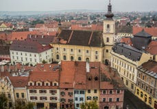 Panoramica di architettura barrocco in Hermannstadt, Sibiu, Romania fotografia stock Panoramica di architettura barrocco in Hermannstadt, Sibiu, Romania fotografia stock