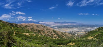 Panoramiczny Krajobrazowy widok Wasatch Skaliste i Oquirrh Frontowe góry, Rio Tinto Bingham kopalnia miedzi, Wielka Salt Lake dol obraz royalty free Panoramiczny Krajobrazowy widok Wasatch Skaliste i Oquirrh Frontowe góry, Rio Tinto Bingham kopalnia miedzi, Wielka Salt Lake dol obraz royalty free
