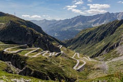 Panoramiczny widok drogowy tremolo w Airolo, Ticino S?oneczny dzie? z chmurami obraz royalty free Panoramiczny widok drogowy tremolo w Airolo, Ticino S?oneczny dzie? z chmurami obraz royalty free