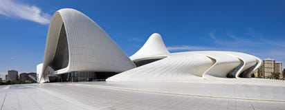 Panoramiczny widok Haydar Aliyev Centre projektujący ar zdjęcia royalty free Panoramiczny widok Haydar Aliyev Centre projektujący ar zdjęcia royalty free