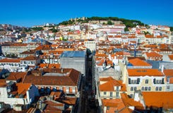 Panoramiczny widok Lisbon Lisboa pomarańcze dachy i kasztel, Portuga zdjęcie stock Panoramiczny widok Lisbon Lisboa pomarańcze dachy i kasztel, Portuga zdjęcie stock