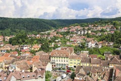 Panoramiczny widok nad pejzażu miejskiego i dachu architekturą w Sighi zdjęcia stock Panoramiczny widok nad pejzażu miejskiego i dachu architekturą w Sighi zdjęcia stock