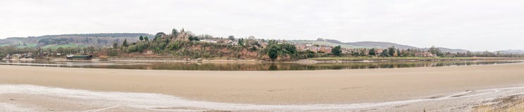 Panoramiczny widok Newnham na Severn od Arlingham na bankach Rzeczny Severn obraz royalty free Panoramiczny widok Newnham na Severn od Arlingham na bankach Rzeczny Severn obraz royalty free