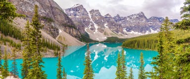 Panoramiczny widok przy Morena jeziorem w Kanadyjskich Skalistych górach blisko Banff obraz stock Panoramiczny widok przy Morena jeziorem w Kanadyjskich Skalistych górach blisko Banff obraz stock