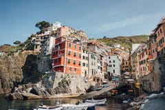 Panoramiczny widok Riomaggiore zatoka w parku narodowym Cinque Terre, Liguria, Włochy obraz royalty free Panoramiczny widok Riomaggiore zatoka w parku narodowym Cinque Terre, Liguria, Włochy obraz royalty free