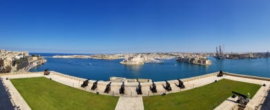 Panoramiczny widok Salutować baterię od Górnych Barrakka ogródów w Valletta fotografia stock Panoramiczny widok Salutować baterię od Górnych Barrakka ogródów w Valletta fotografia stock