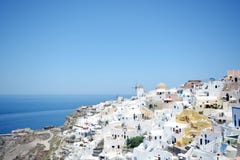 Panoramiczny widok, Santorini wyspa, biali domy i kościół z błękitnymi kopułami nad kalderą, Tradycyjni i sławni, morze egejskie fotografia royalty free Panoramiczny widok, Santorini wyspa, biali domy i kościół z błękitnymi kopułami nad kalderą, Tradycyjni i sławni, morze egejskie fotografia royalty free