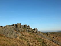 Panoramiczny widok wielki niewygładzony gritstone wychód przy bridestones wielka rockowa formacja w zachodzie - Yorkshire blisko zdjęcie stock Panoramiczny widok wielki niewygładzony gritstone wychód przy bridestones wielka rockowa formacja w zachodzie - Yorkshire blisko zdjęcie stock