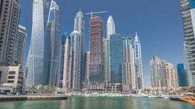 Panoramiczny widok z nowożytnymi drapaczami chmur i jachtami Dubaj Marina timelapse, Zjednoczone Emiraty Arabskie zdjęcie wideo Panoramiczny widok z nowożytnymi drapaczami chmur i jachtami Dubaj Marina timelapse, Zjednoczone Emiraty Arabskie zdjęcie wideo
