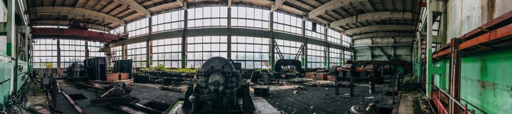 Panoramiczny widok zaniechany przemysłowy fabryczny wnętrze, Wielki warsztat obrazy stock Panoramiczny widok zaniechany przemysłowy fabryczny wnętrze, Wielki warsztat obrazy stock