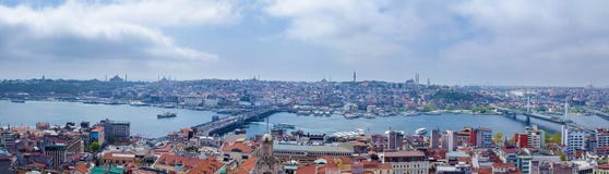 Panoramisch beeld van Istanboel met de Brug en Yeni Cami Mosque van Galata royalty-vrije stock afbeeldingen Panoramisch beeld van Istanboel met de Brug en Yeni Cami Mosque van Galata royalty-vrije stock afbeeldingen
