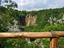 Panoramische entfernte Ansicht über den großen Wasserfall auf Plitvice Seen in Kroatien Bretterzaun ist sichtbar lizenzfreies stockbild Panoramische entfernte Ansicht über den großen Wasserfall auf Plitvice Seen in Kroatien Bretterzaun ist sichtbar lizenzfreies stockbild