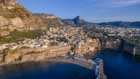 Panoramische Vogelperspektive SORRENTS, ITALIEN von Sorrent, die Amalfi K?ste in Italien in einem sch?nen Sommerabendsonnenunterg stockbild Panoramische Vogelperspektive SORRENTS, ITALIEN von Sorrent, die Amalfi K?ste in Italien in einem sch?nen Sommerabendsonnenunterg stockbild