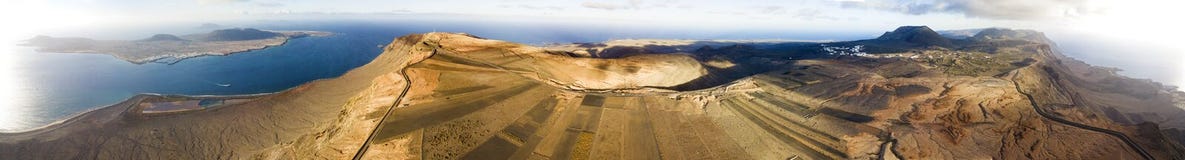 Panoramische Vogelperspektive vom Tipp der Insel von Lanzarote, die Insel von Graciosa übersehend, das Mirador-del Rio spanien stockbild Panoramische Vogelperspektive vom Tipp der Insel von Lanzarote, die Insel von Graciosa übersehend, das Mirador-del Rio spanien stockbild