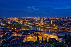 Panoramische Vogelperspektive von Verona, Italien an der blauen Stunde, nach summe stockfotos Panoramische Vogelperspektive von Verona, Italien an der blauen Stunde, nach summe stockfotos