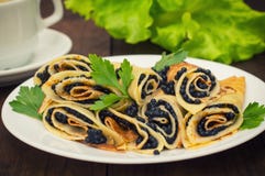 Panquecas de Rolls com caviar preto Culinária do russo Configuração lisa Maslenitsa Fundo de madeira Close-up fotos de stock royalty free Panquecas de Rolls com caviar preto Culinária do russo Configuração lisa Maslenitsa Fundo de madeira Close-up fotos de stock royalty free