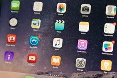 Pantalla de la música de Apple de la exhibición del dispositivo del IOS en centro fotografía de archivo libre de regalías Pantalla de la música de Apple de la exhibición del dispositivo del IOS en centro fotografía de archivo libre de regalías