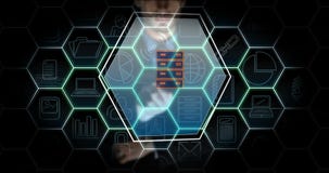 Pantalla digital conmovedora del hombre de negocios almacen de metraje de vídeo Pantalla digital conmovedora del hombre de negocios almacen de metraje de vídeo