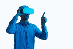 Pantalla invisible conmovedora masculina seria en VR fotografía de archivo Pantalla invisible conmovedora masculina seria en VR fotografía de archivo