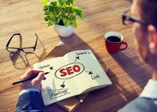 Pantaloni a vita bassa che scrivono SEO Concepts sulla sua nota immagine stock Pantaloni a vita bassa che scrivono SEO Concepts sulla sua nota immagine stock