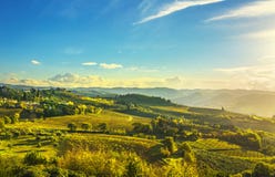 Panzano in Chiantiwijngaard en panorama bij zonsondergang Toscanië, Italië stock afbeeldingen Panzano in Chiantiwijngaard en panorama bij zonsondergang Toscanië, Italië stock afbeeldingen