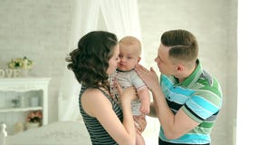 Papa De La Mama Y Bebe Del Bebe De 6 Meses Familia Feliz Que Juega Con Un Nino Los Padres Detienen Al Nino En Las Manos Mirando Almacen De Video Video Papa De La Mama Y Bebe Del Bebe De 6 Meses Familia Feliz Que Juega Con Un Nino Los Padres Detienen Al Nino En Las Manos Mirando Almacen De Video Video