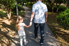 Pap? que detiene a la hija de las manos con amor y que camina en el parque Concepto de familia fotos de archivo libres de regalías Pap? que detiene a la hija de las manos con amor y que camina en el parque Concepto de familia fotos de archivo libres de regalías