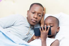 Papa et enfant dans le lit images stock Papa et enfant dans le lit images stock